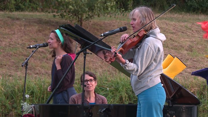 Le trio Bètchète : Marie Séguier (flûte et chant), Cécile Wouters (piano) et  Anouck Morel (violon), (France 3 Rhône-Alpes)