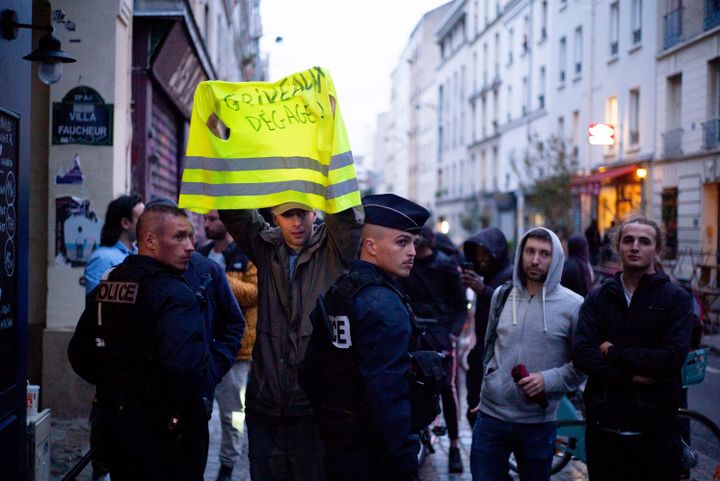 Des&nbsp;manifestants, parmi lesquels des "gilets jaunes",&nbsp;ont perturbé la réunion publique de Benjamin Griveaux, dans le 20e arrondissement de Paris, le 25 septembre 2019. (EDOUARD RICHARD / HANS LUCAS / AFP)