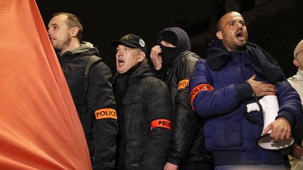 Vendredi 21 octobre, les policiers d&eacute;filaient brassard bien en vue, et cagoule sur la t&ecirc;te pour certains. (THOMAS SAMSON / AFP)