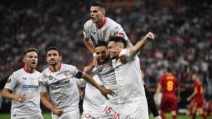 Les joueurs de Séville célèbrent leur victoire en finale de la Ligue Europa contre l'AS Rome, le 31 mai 2023. (VLADIMIR SIMICEK / AFP)