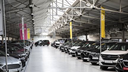 Un concessionnaire Renault à Paris. Photo d'illustration. (YANN CASTANIER / HANS LUCAS)