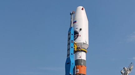 La fusée Soyouz et l'atterrisseur Luna-25 sur leur plateforme de lancement, le 11 août 2023, dans le cosmodrome de Vostochny (Russie). (RUSSIAN SPACE AGENCY ROSCOSMOS / AFP)