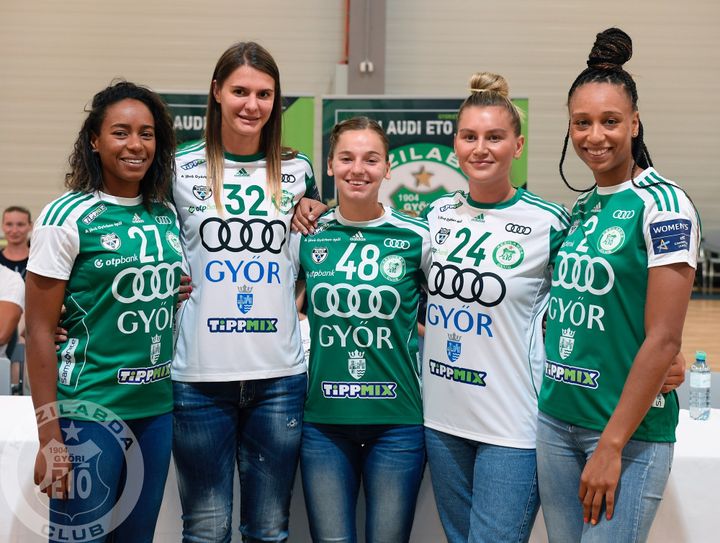 Estelle Nze Minko (tout à gauche) et une partie de l'équipe féminine de handball de Györ : "Le handball&nbsp;est un sport très facile d’accès pour le grand public, un engouement populaire aussi en termes de ville"&nbsp; (Photo Nze Minko)