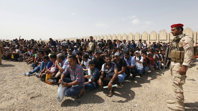 &nbsp; (Des volontaires prêts à rejoindre l'armée irakienne, à Bagdad vendredi © REUTERS / Ahmed Saad)