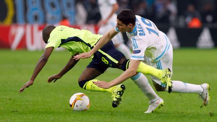 Luiz Carlos Martins Moreira, joueur du club portugais de Braga (en jaune), oppos&eacute; au milieu de terrain de l'OM Abdelazziz Barrada, lors du match de Ligue Europa&nbsp;opposant les deux &eacute;quipes, le 5 novembre 2015, &agrave; Marseille (Bouches-du-Rh&ocirc;ne). (CLAUDE PARIS / AP / SIPA)