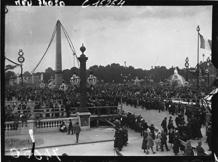 La place de la Concorde à Paris, noire de monde à l'occasion des festivités du 14 juillet 1919, célébrant la Victoire et la fin de la Première guerre mondiale. (GALLICA.BNF.FR / BIBLIOTHEQUE NATIONALE DE FRANCE)