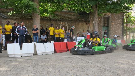 Détenus, surveillants et jeunes de quartier se sont tous réunis dans la cour de sport du centre pénitentiaire de Fresnes pour une épreuve de karting, le 27 juillet 2022.&nbsp; (MAXPPP)