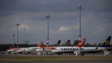 Des avions des compagnies low-cost Easyjet, Ryanair et Condor sur le tarmac de l'aéroport de Schoenefeld, près de Berlin, en Allemagne, le 24 août 2020. (JOHN MACDOUGALL / AFP)