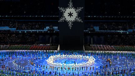 L'un des magnifiques tableaux de la cérémonie d'ouverture des Jeux d'hiver de Pékin, avec ce flocon géant au coeur du "Nid d'Oiseau". (JEWEL SAMAD / AFP)