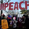 Des manifestants demandent la destitution de Donald Trump, devant le Capitole, à Washington (Etats-Unis), le 18 décembre 2019. (OLIVIER DOULIERY / AFP)