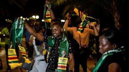 Les partisans d'Emmerson Mnangagwa fêtent&nbsp;la victoire de leur candidat, le 3 août 2018, à Harare (Zimbabwe). (ZINYANGE AUNTONY / AFP)