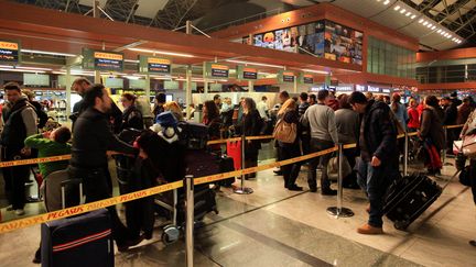 Des passagers &agrave; l'a&eacute;roport&nbsp;Sabiha Gokcen d'Istanbul (Turquie), le 7 f&eacute;vrier 2014.&nbsp; (MIRA / AFP)