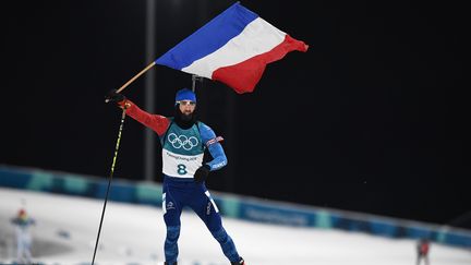 En remportant la poursuite lundi 12 février 2018 à Pyeongchang (Corée du Sud), Martin Fourcade a remporté le troisième titre olympique de sa carrière, la première de ses trois médailles d'or en Corée du Sud. (FRANCK FIFE / AFP)