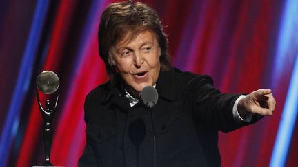 Paul McCartney lors de l'introduction de Ringo Starr aux Rock and Roll Hall of Fame, &agrave; Cleveland (Etats-Unis), le 18 avril 2015.&nbsp; (AARON JOSEFCZYK / REUTERS)