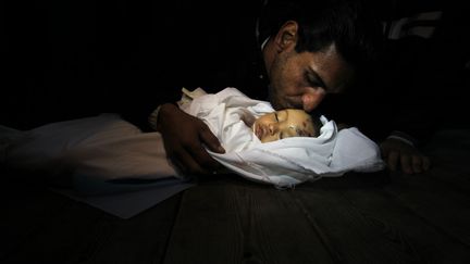 Hanen Tafish, une petite fille de 10 mois, est morte &agrave; la suite de frappes a&eacute;riennes dans le quartier de Zeitun &agrave; Gaza. Le 15 novembre &agrave; la morgue de l'h&ocirc;pital Al-Shifa. (MAHMUD HAMS / AFP)