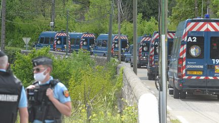 De nombreux gendarmes sont mobilisés aux Plantiers, dans le Gard, pour retrouver le suspect, le 12 mai 2021.&nbsp; (MICHAEL ESDOURRUBAILH / MAXPPP)