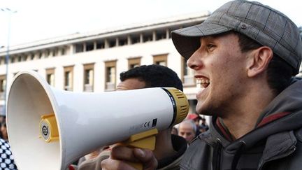 Le rappeur Mouad Belghout lors d&#039;une manifestation au Maroc en mai 2012
 (Abdeljalil Bounhar/AP/SIPA)