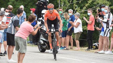 Beaucoup de spectateurs sur les routes du Critérium du Dauphiné, ici autour de Michael Schar du team CCC. (PHILIPPE VACHER / MAXPPP)