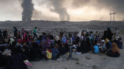 Des réfugiés irakiens fuyant les quartiers de Mossoul sous contrôle de Daech, à leur arrivée dans la ville de Qayyarah, le 18 octobre 2016.  (Hemn Baban/ANADOLU AGENCY/AFP)