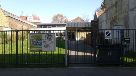 Devant l'école maternelle La Fontaine, dans le quartier Saint Maurice à Lille, lundi 27 mars 2017.  (Clément Lacaton / Radio France)