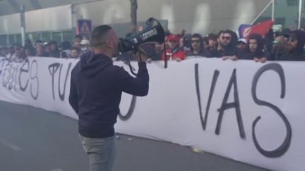 Les supporters du Paris Saint-Germain (PSG) ont manifesté leur colère devant le siège du club de football à Paris, mercredi 3 mai. Ils ont notamment protesté contre le choix de Lionel Messi de partir en tournée promotionnelle en Arabie saoudite, quelques jours après une nouvelle défaite en championnat et sans l'accord du club.