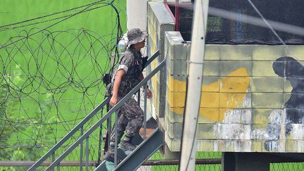 Des soldats sud-coréens montent sur un tour de contrôle à la frontière (JUNG YEON-JE / AFP)