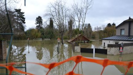 Inondations au chemin de la Nourrée à Villennes-sur-Seine, le 28 janvier 2018. (VALENTIN DUNATE / RADIO FRANCE)