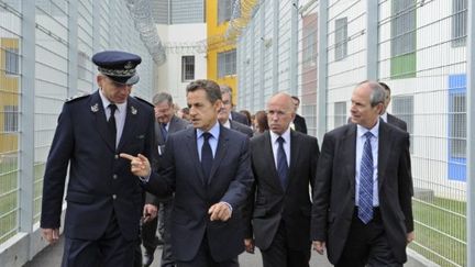 Nicolas Sarkozy en train de visiter le centre pénitentiaire de Réau. A sa droite, le député Droite populaire Eric Ciotti (AFP - BERTRAND GUAY)