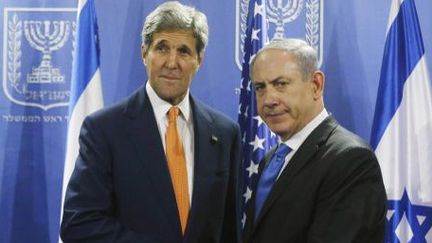 Le secrétaire d'Etat américain, John Kerry, et le Premier ministre israélien, Benyamin Netanyahou, se sont rencontrés à Tel Aviv le 23 juillet 2014. Le chef de la diplomatie américaine était venu négocier un cessez-le-feu aux côtés du secrétaire général de l'Onu, Ban Ki Moon et du président de l'Autorité palestinienne, Mahmoud Abbas. (AFP PHOTO / POOL)