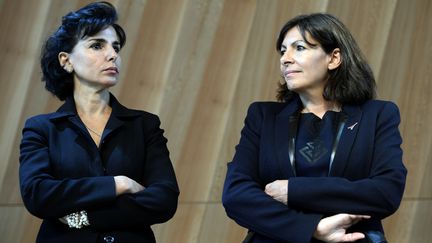 L'ancienne ministre Rachida Dati et la maire de Paris Anne Hidalgo, le 6 octobre 2014 à Paris.&nbsp; (LIONEL BONAVENTURE / AFP)