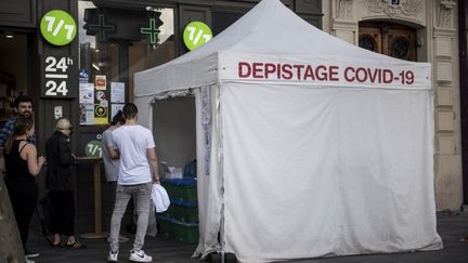 Une tente de dépistage du Covid-19 à Paris, le 5 septembre 2021. (MAGALI COHEN / HANS LUCAS / AFP)