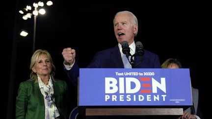 Aux côtés de sa femme, Joe Biden s'adresse à ses partisans, le 3 mars 2020, à Los Angeles (Californie). (KYLE GRILLOT / REUTERS)