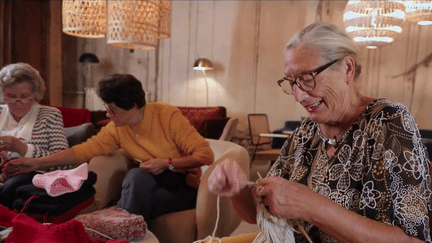 Seniors : une ligne de vêtements en tricot faite par des grands-mères (France 2)