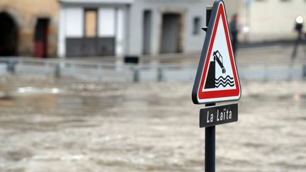 La rivi&egrave;re La&iuml;ta, qui traverse Quimperl&eacute;, lors d'une crue, le 3 janvier 2014.&nbsp; (FRED TANNEAU / AFP)