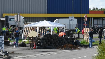 Des employés de VertBaudet font grève près d'une usine de la marque de prêt-à-porter, à Marquette-lez-Lille (Nord), le 16 mai 2023. (DENIS CHARLET / AFP)