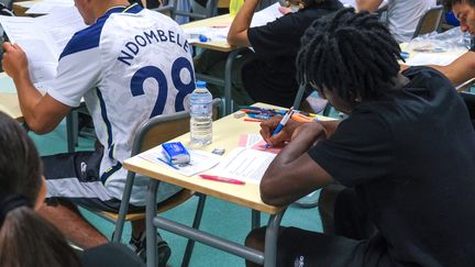 Des élèves passent les épreuves du bac, le 15 juin 2022 à Valence (Drome). (NICOLAS GUYONNET / HANS LUCAS : AFP)