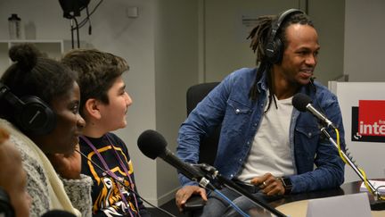 Des collégiens ont interviewé le chanteur lyrique Anas Séguin au micro de franceinfo junior, dans un studio de Radio France. (ESTELLE FAURE / FRANCEINFO)