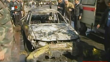 Une image de la t&eacute;l&eacute;vision syrienne montrant les lieux d'un des attentats-suicides perp&eacute;tr&eacute;s &agrave; Damas le 23 d&eacute;cembre 2011. (SYRIAN TV / AFP)