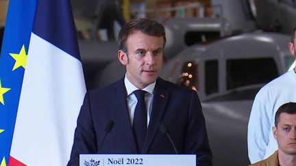 Emmanuel Macron prononce un discours à bord du porte-avions Charles de Gaulle, le 19 décembre 2022. (FRANCEINFO)