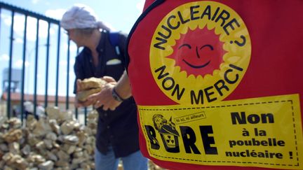 Des opposants au projet d'enfouissement des déchets nucléaires à Bure (Meuse), le 22 juillet 2001. (MARTIN BUREAU / AFP)