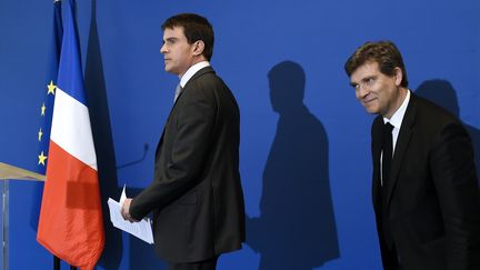 Manuel Valls et Arnaud Montebourg en déplacement à&nbsp;Faverges (Haute-Savoie), le 12 mai 2014. (PHILIPPE DESMAZES / AFP)