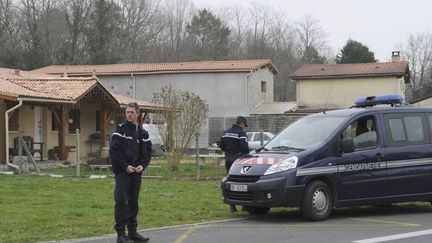 La police garde la maison o&ugrave; ont &eacute;t&eacute; d&eacute;couverts les cadavres de cinq b&eacute;b&eacute;s, &agrave; Louchat (Gironde), le 20 mars 2015 (MEHDI FEDOUACH / AFP)