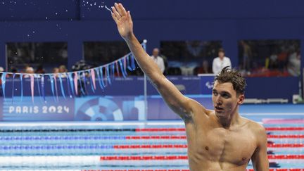 Alex Portal célébrant sa médaille de bronze en 100 m brasse lors de sa finale aux Jeux paralympiques de Paris 2024, le 30 aout 2024. (STEPHANE ALLAMAN / SIPA)