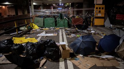 Des débris et des barricades devant l'entrée principale de l'université polytechnique de Hong Kong, le 19 novembre 2019. (NICOLAS ASFOURI / AFP)