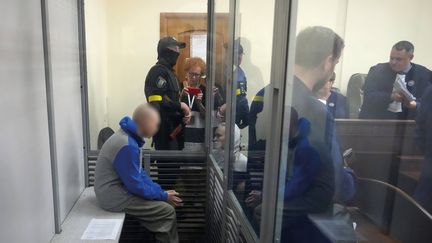 Le soldat&nbsp;russe Vadim Chichimarine, 21 ans, lors d'une audience préliminaire&nbsp;en vue de&nbsp;son procès au tribunal à Kiev, en Ukraine,&nbsp;le 13 mai 2022. (EFREM LUKATSKY / AP / SIPA)