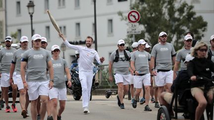 Le parcours de la flamme s'est arrêté à Niort (Deux-Sèvres), le 2 juin 2024. Et comme d'habitude, de nombreuses personnes ont veillé au bon déroulé du relais. (BENOIT FELACE / MAXPPP)