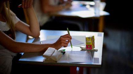 Des lycéens passent l'épreuve de philosophie du baccalauréat (illustration). (MARTIN BUREAU / AFP)