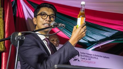 Le président de Madagascar, Andry Rajoelina, préside la cérémonie de lancement du Covid-Organics, le 20 avril 2020, à Antananarivo. Le remède conçu sur l'île permettrait, selon ses concepteurs, de se protéger du virus Covid-19. (RIJASOLO / AFP)