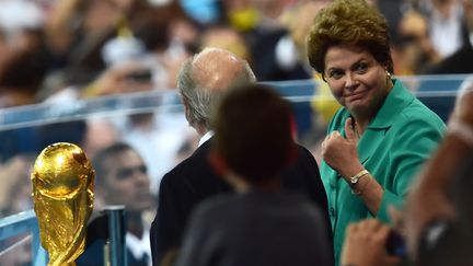 La pr&eacute;sidente du Br&eacute;sil, Dilma Rousseff, l&egrave;ve son pouce lors de la finale de la Coupe du monde, le 13 juillet 2014 &agrave; Rio de Janeiro (Br&eacute;sil).&nbsp; (NELSON ALMEIDA / AFP)