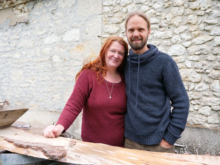 Véronique Thellier et Sébastien Bouché ont créé l'écolieu de Cablanc voilà ue dizaine d'années.&nbsp; (ISABELLE MORAND / RADIO FRANCE / FRANCE INFO)